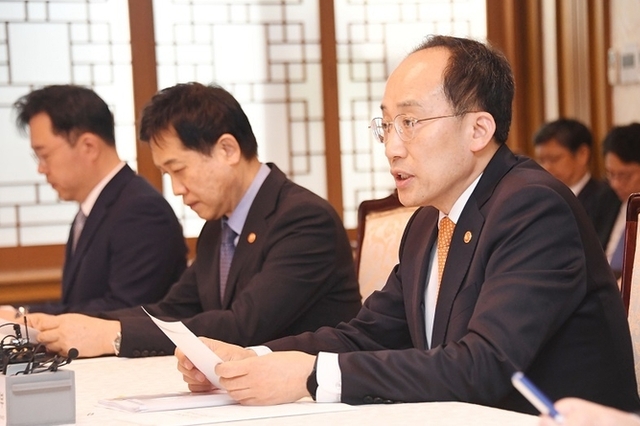 추 부총리 “공동주택 공시가격 18.6 하락…보유세 2020년보다 줄 것”