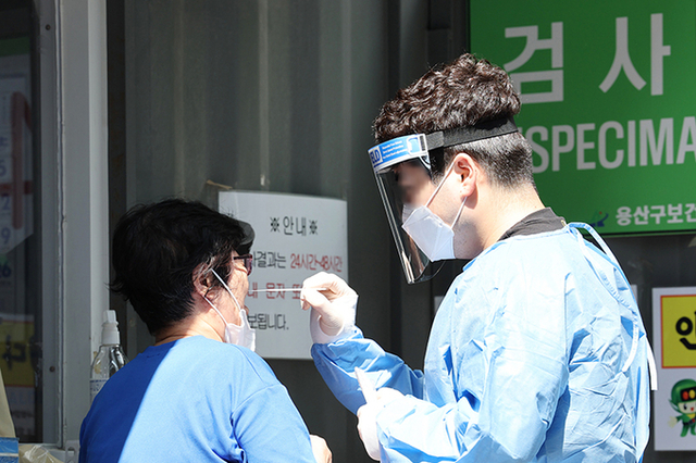 추석 연휴 중 코로나19 확진시 외출·친족 모임 자제…5일 격리 권고