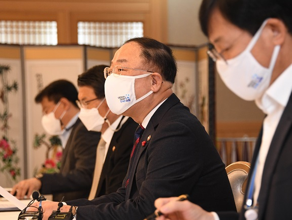 홍남기 부총리 겸 기획재정부 장관이 15일 서울 광화문 정부서울청사에서 열린 ‘제13차 부동산시장 점검 관계장관회의’를 주재, 모두발언을 하고 있다. (사진=기획재정부)
