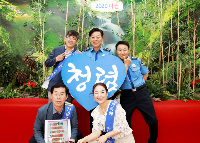 김홍희 해양경찰청장(윗줄 왼쪽에서 두 번째)이 직원들과 청렴 문화 운동 후 기념 사진을 촬영하고 있다.