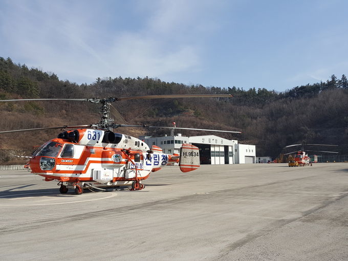 산불출동을 위해 진천관리소에 비상대기중인 대형헬기(KA-32T).j