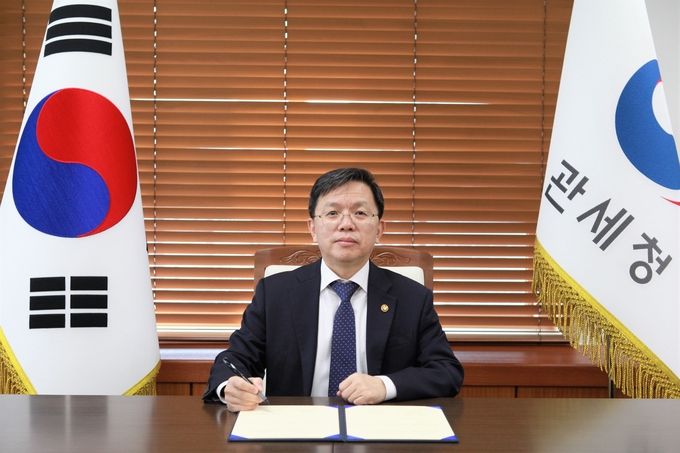 노석환 관세청장이 WCO 지역탐지견훈련센터 운영을 위한 약정서에 서명했다