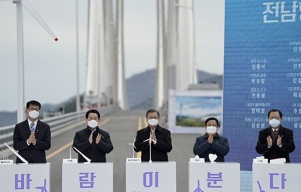 문재인 대통령이 지난 5일 오후 전남 신안군 임자2대교에서 김영록 전라남도지사 등 참석자들과 ‘세계 최대 해상풍력단지 48조 투자협약식’을 마치고 박수치고 있다.(사진=청와대)