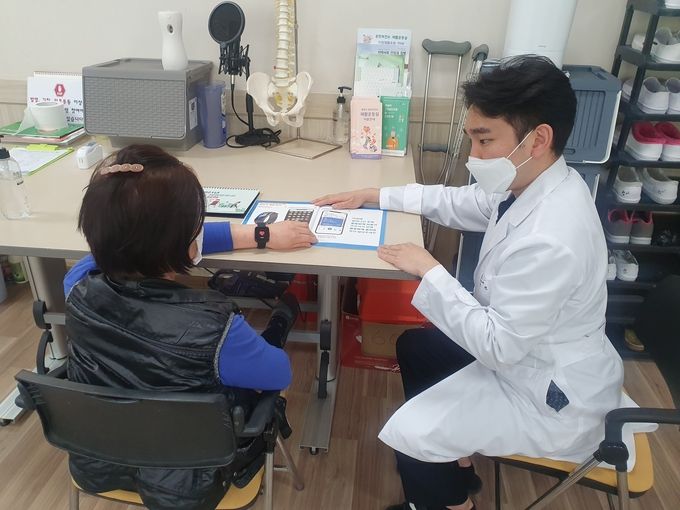 송탄보건소 스마트밴드 활용한 코로나19 안심 장애인 언택트 건강