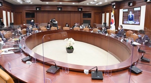 정부는 15일 홍남기 부총리 겸 기획재정부 장관 주재로 정부서울청사에서 제221차 대외경제장관회의를 열고 ‘대외분야 실물·금융부문 동향점검 및 대응방향’ 안건을 논의했다. (사진=기획재정부)