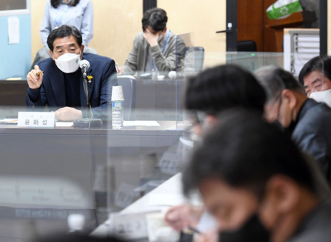 안산선 지하화 본격화…70만㎡ 개발로 1조8천억 원대 편익 전망(윤화섭 시장이 5일 시청에서 열린 연구용역 최종보고회에서 발언하고 있다.)
