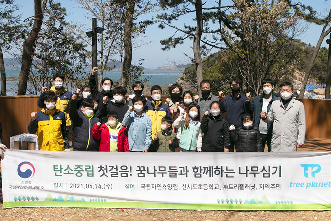 꿈나무들과 함께하는 나무심기 행사 후 단체사진