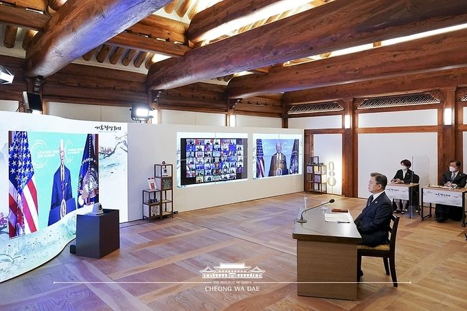 문재인 대통령이 22일 청와대 상춘재에서 화상으로 열린 기후정상회의에 참석해 있다. (사진=청와대)
