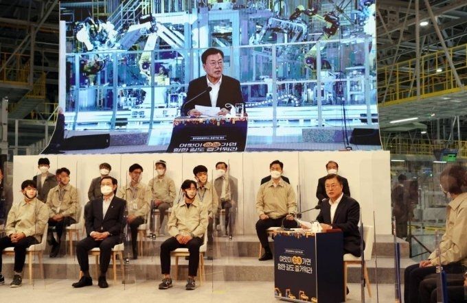 문재인 대통령이 29일 오후 광주광역시 광산구 광주글로벌모터스에서 열린 준공 기념행사