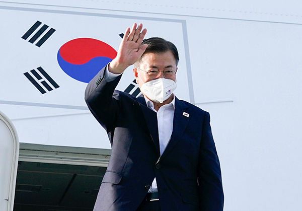 방미 일정을 마친 문재인 대통령이 지난 22일 오후(현지시간) 미국 하츠필드 잭슨 애틀랜타 국제공항에서 공군1호기에 탑승하며 손을 흔들고 있다. (사진=청와대)