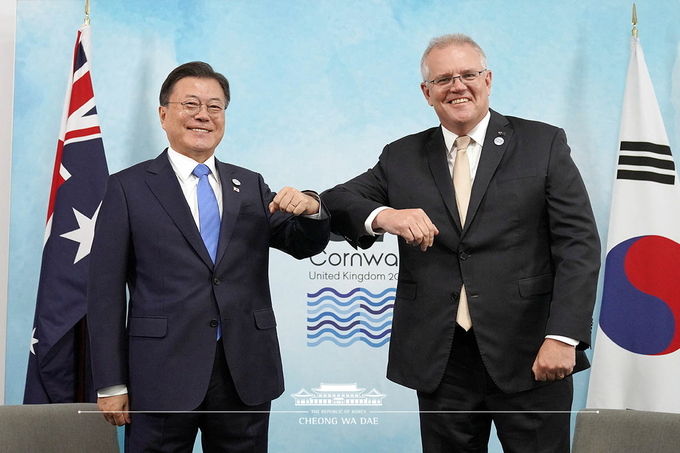 G7 정상회의 참석차 영국을 방문 중인 문재인 대통령이 12일(현지시간) 영국 콘월 트레게나 캐슬 호텔에서 열린 스콧 모리슨 호주 총리와의 양자회담에서 기념촬영을 하고 있다. (사진=청와대)