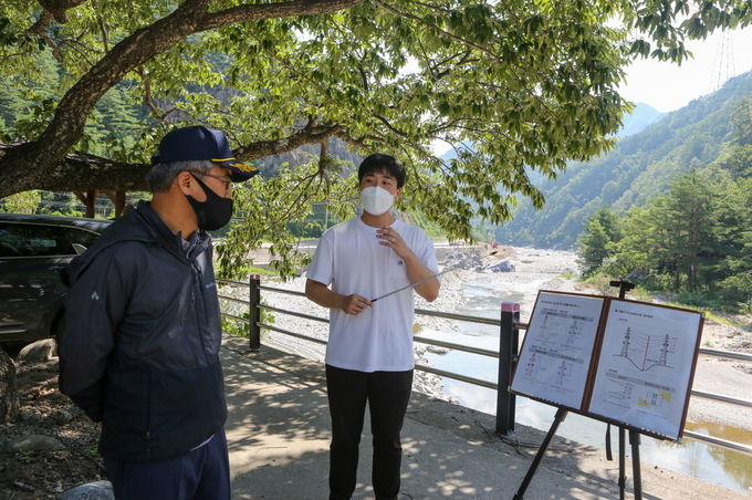 한국전력으로 부터 송전선로 관련 보고 받는 산림항공본부장