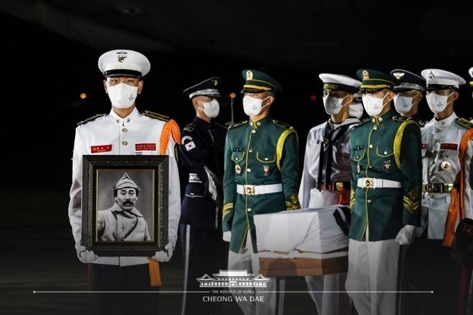 특별기를 통해 15일 서울공항에 도착한 홍범도 장군의 유해