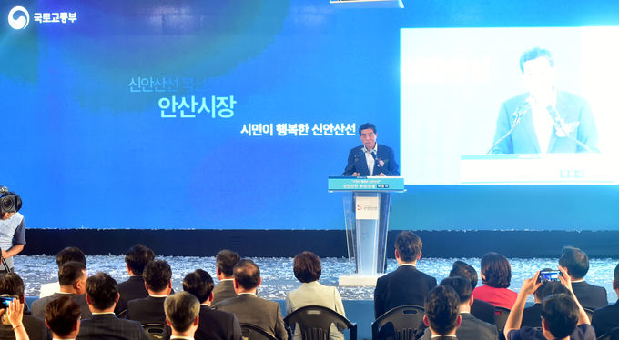 윤화섭 시장이 2019년 9월9일 안산시청에서 열린 신안산선 착공식에서 인사말을 하고 있다