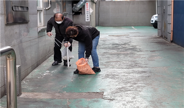 담배꽁초 수거 현장