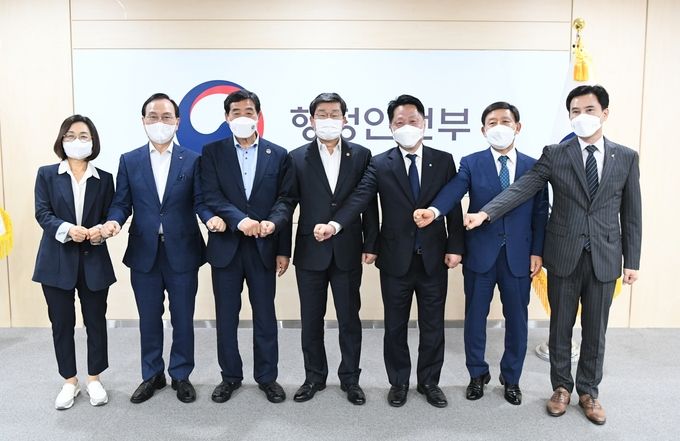 윤화섭 안산시장, 전해철 행안부장관 만나“지방연구원 설립 확대 요청