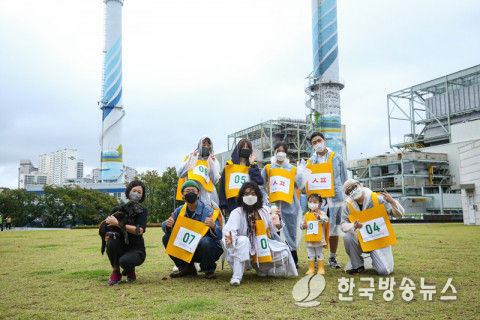 2021 어슬렁페스티발 프로그램 ‘어슬렁달리기’ 참가자들이 기념 촬영을 하고 있다(ⓒ문화지형연구소씨티알 제공)