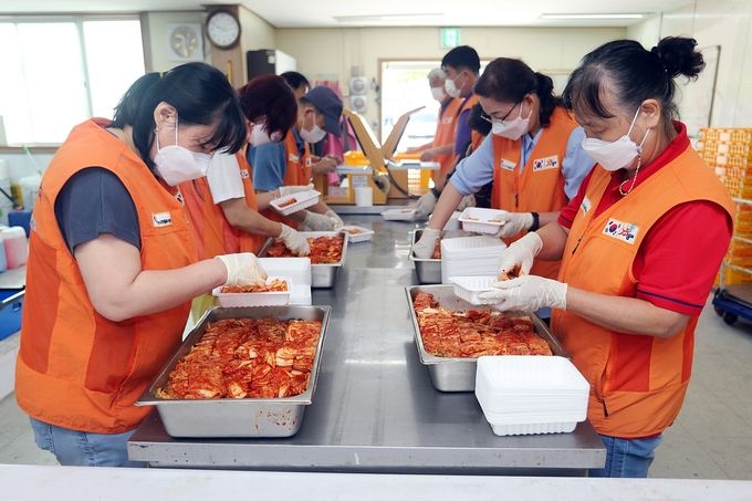안산시자원봉사센터-IBK기업은행, 어르신 1만4천400명 대상 ‘참 좋은 사랑의 밥차’성료