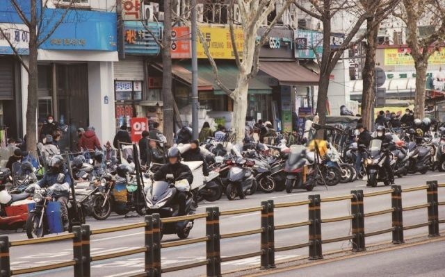 2022년 1월 5일 서울 종로구 동대문 종합시장 주변 도로에서 퀵서비스 기사들이 짐을 나르고 있다. (사진=문화체육관광부)