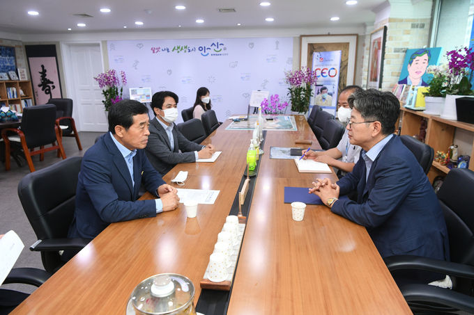 윤화섭 안산시장이 2021년 7월30일 시청에서 현대건설 컨소시엄 관계자와 GTX-C노선 안산 연장을 위한 협의를 진행하고 있다.