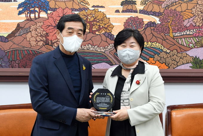전국대도시시장협, 지방연구원법 개정 공로 국회의원에 감사패 수여(윤화섭 안산시장과 서영교 의원)