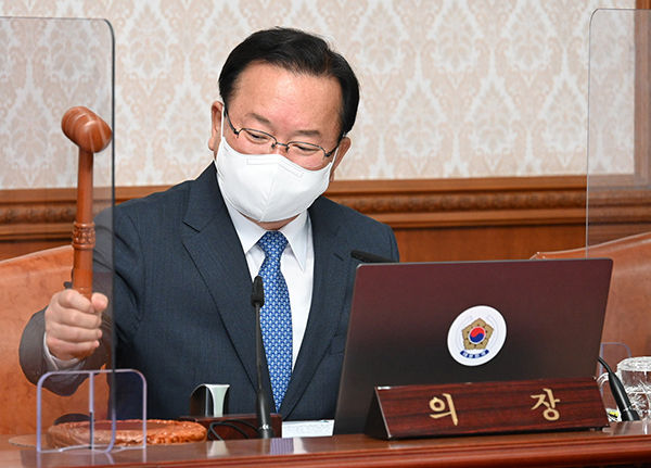 김부겸 국무총리가 12일 서울 세종로 정부서울청사에서 열린 국무회의를 주재하고 있다.(사진=국무조정실)