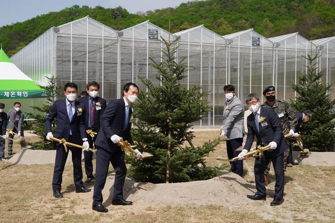 남태헌 산림청 차장(오른쪽 첫번째) 철원 남북산림협력센터 준공식 기념식