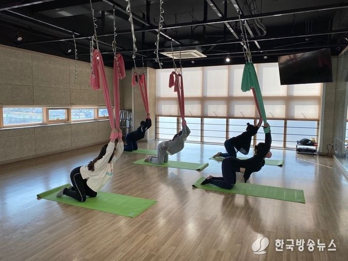 청소년수련관 플라잉 요가 프로그램 진행 모습