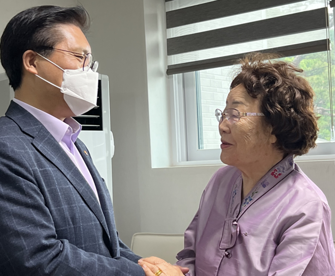 이용수 할머니와 인사나누는 송석준 의원