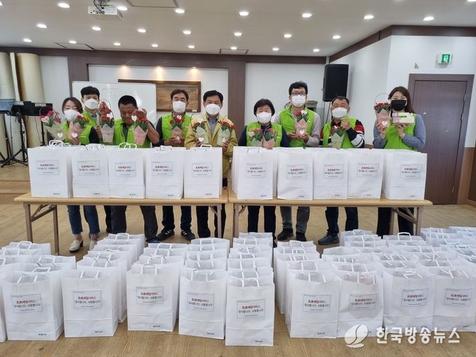 봉산면 카네이션·떡 나눔 기념촬영