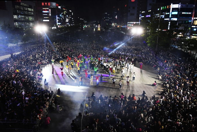 안산국제거리극축제 폐막…3년 만에 밤하늘 수놓은 화려한 불꽃