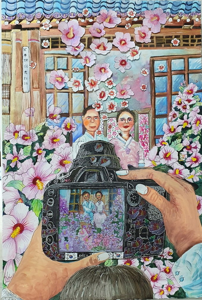 세월이 흘러도 변함없이 활짝 핀 무궁화를 사진기에 담는다
