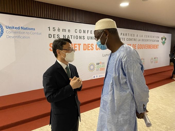 이브라임 띠아우 UNCCD 사무총장(오른쪽)과 박은식 국제산림협력관(왼쪽)
