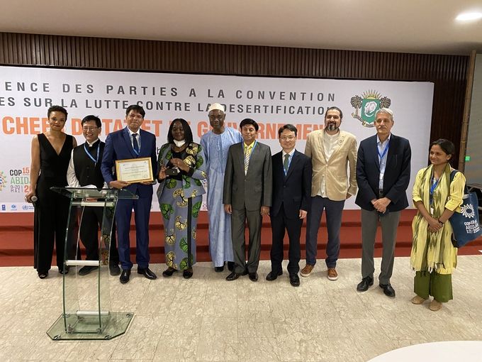 창원이니셔티브 10주년 행사 기념촬영(UNCCD사무총장-왼쪽 다섯번째, 박은식 국제산림협력관-오른쪽 네번째, 가수 리키 케지-오른쪽 세번째)