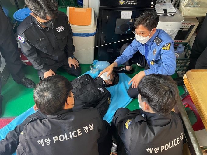 (참고사진) 서해지방해양경찰청 교육훈련계 참관하에 심폐소생술 훈련을 진행하고 있다.