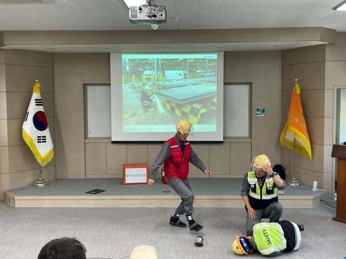 (심폐소생술 대회) : 2022년 일반인 심폐소생술 경연대회 참가팀이 막바지 연습에 구슬땀을 흘리고 있다