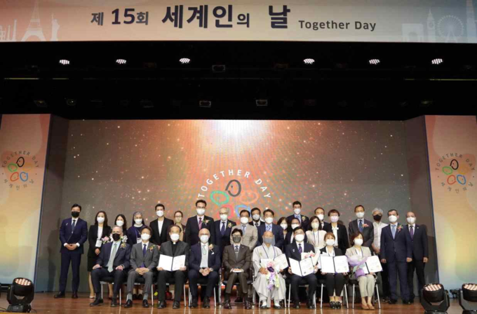 한동훈 법무부장관이 정부 포상 수상자 및 내외빈들과 기념촬영을 하고 있다