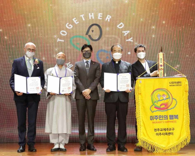 한동훈 법무부장관이 수상자들과 기념촬영을 하고 있다.