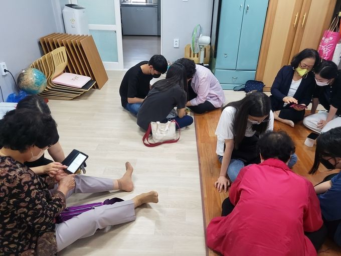예산군 중‧고등학생 자원봉사자들이 어르신을 대상으로 일대일 맞춤형 스마트폰 사용법을 알려드리고 있다