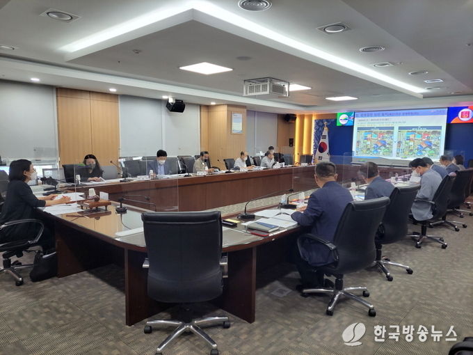 예산군청 중회의실에서 경계결정위원회를 진행하는 모습