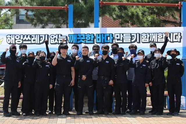 행사에 참여한 군산해경 직원들이 행사종료 후 기념사진을 찍었다.