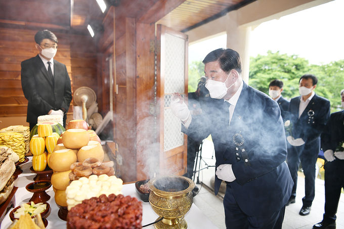 .2021년 현충일 추념식 황선봉 군수 분향 사진