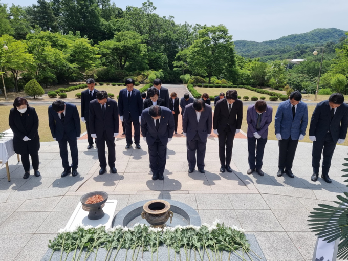 현충탑에서 참배 중인 송석준 의원과 국민의힘 당선자들