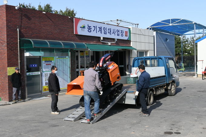 예산군농업기술센터에서 농업인에게 농기계를 임대하는 모습
