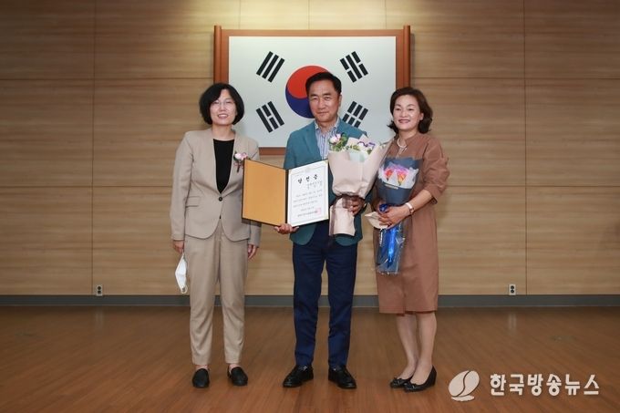 <사진 – 윈쪽부터 이정민 평택시 선거관리위원장(수원지방법원 평택지원장), 정장선 평택시장, 배우자 이성숙>