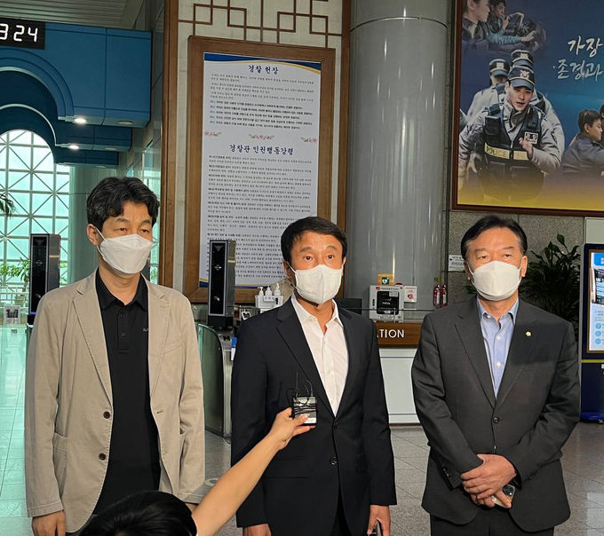 더불어민주당_국회의원,_평산마을_악성집회_관련_경찰청_항의_방문