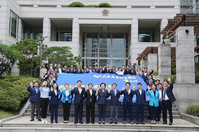 제8대 부산시의회는 오는 6월 21일 제2회 본회의를 끝으로 공식 의정활동을 마친다(사진은 8대 부산시의회 개원 1주년 기념촬영).