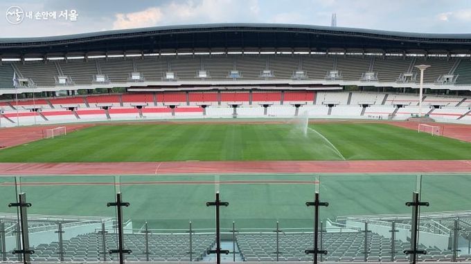 VIP 라운지에서 내려다 보이는 운동장 ©김수정