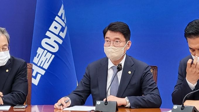 원내정책조정회의에서 발언하는 김수흥 의원