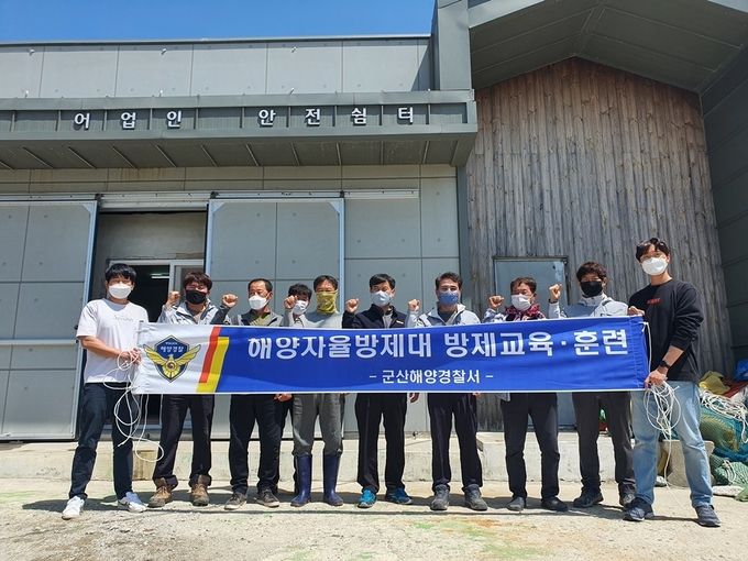(지난해 자료사진) 군산해경이 해양자율방제대 역량 강화에 나섰다